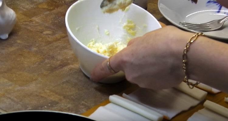 Keverje össze a sajtot majonézzel és apróra vágott fokhagymával.