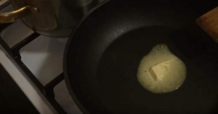 In einer Pfanne ein Stück Butter schmelzen.