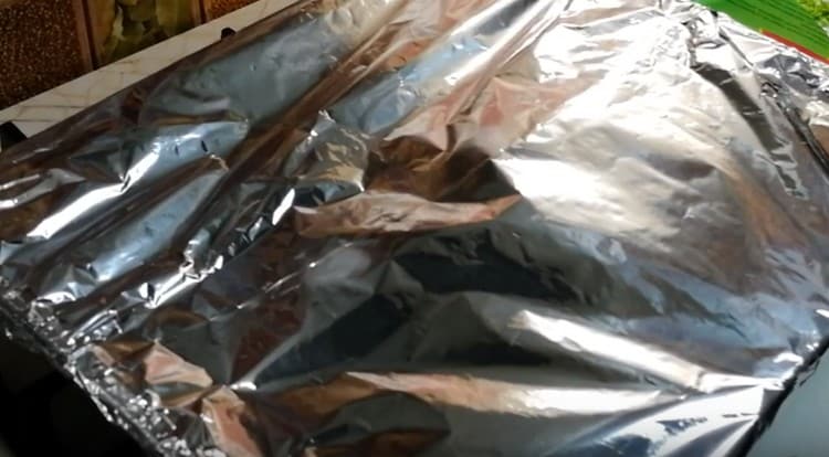 Takpan ang baking sheet na may foil at ilagay sa isang preheated oven.