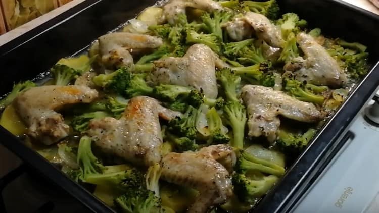 Pollo fragrante con broccoli al forno è preparato, come vedi, semplicemente.