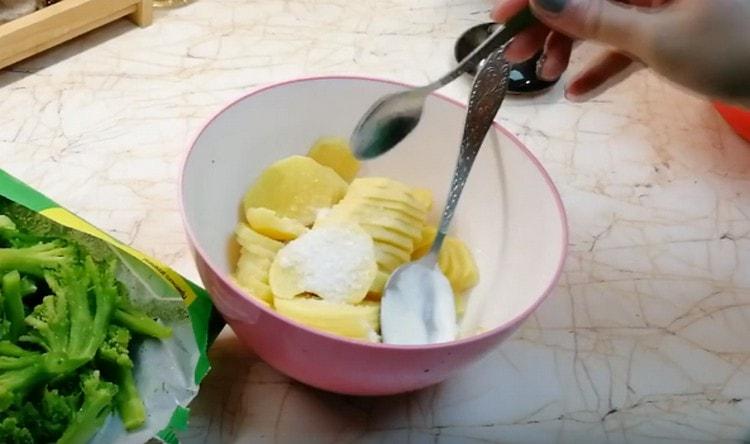 Kuori perunat, leikkaa viipaleiksi ja suolaa.