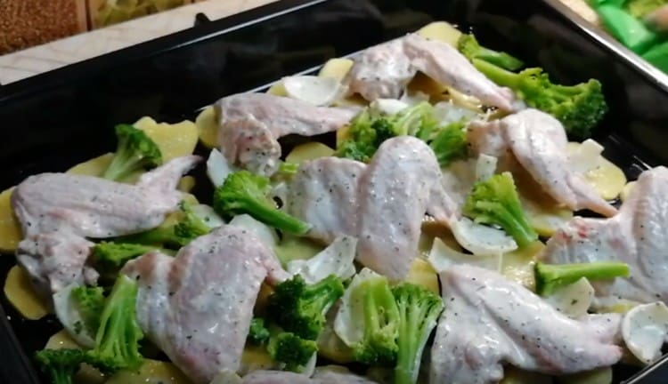 Mezi kousky kuřete rozložte brokolici.