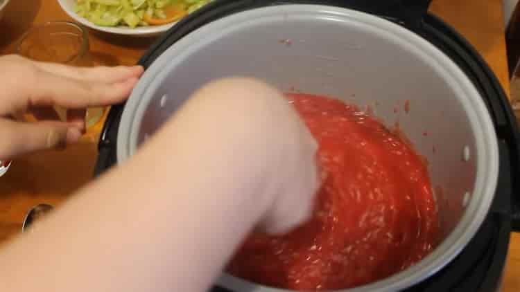 Per preparare il lecho, aggiungi la passata di pomodoro