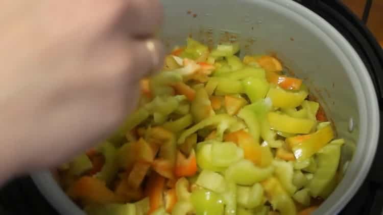 Για να προετοιμάσετε το lecho, προσθέστε το πιπέρι στο μπολ