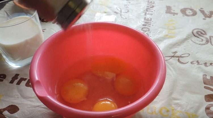 sbattere le uova in una ciotola, salarle e peparle.