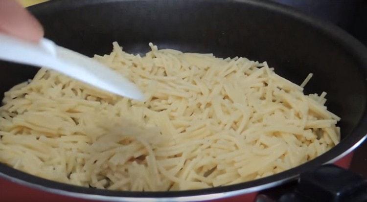 Levitä pastaa pannuun.