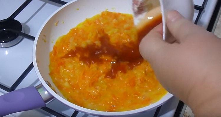 Разтворете доматеното пюре във вода и разбъркайте.