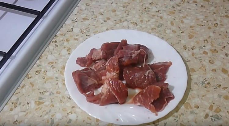 Нарежете месото на парчета.
