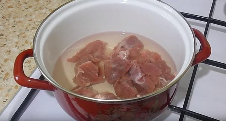 Bollire la carne fino a cottura.