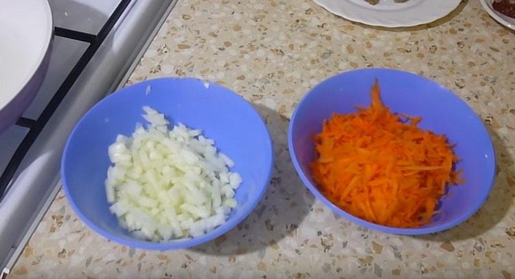 Смелете лука и морковите.