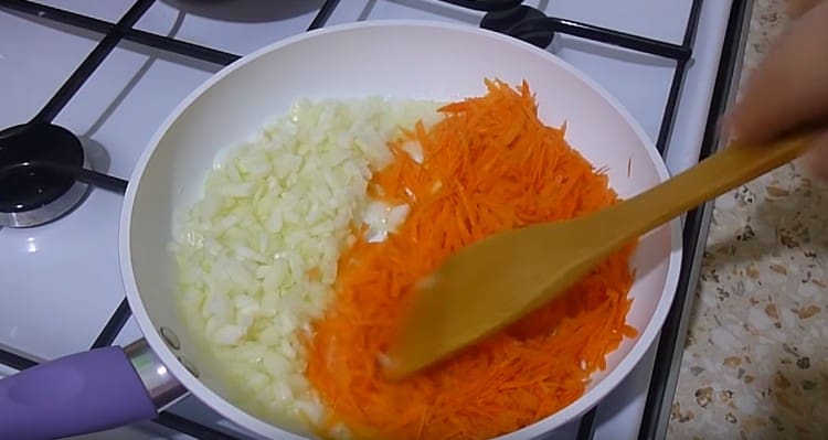 Ξεχωριστά, τηγανίζουμε τα κρεμμύδια και τα καρότα χωρίς να τα συνδέουμε ακόμα.
