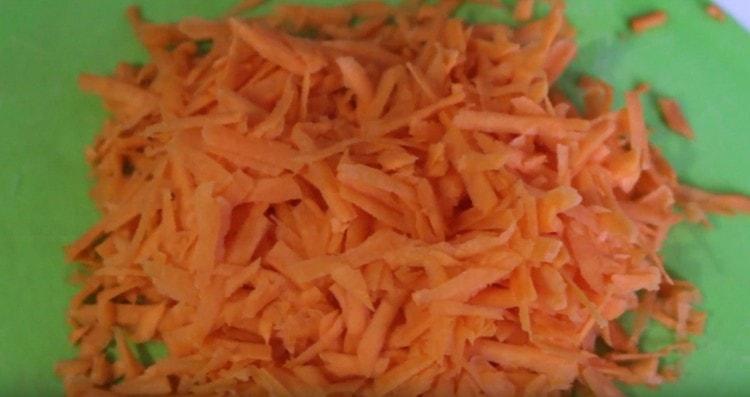su una grattugia grossa tre carote.