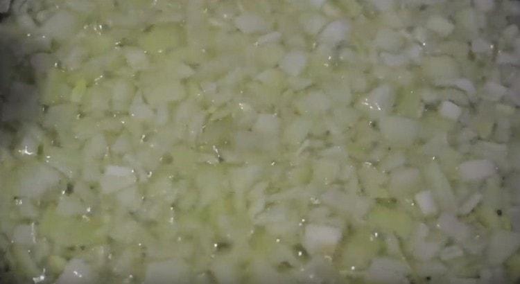 يقلى البصل المفروم في الزيت النباتي حتى يصبح شفافاً.