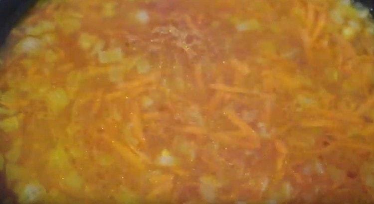 Přidá se rajčatová pasta zředěná ve vodě.