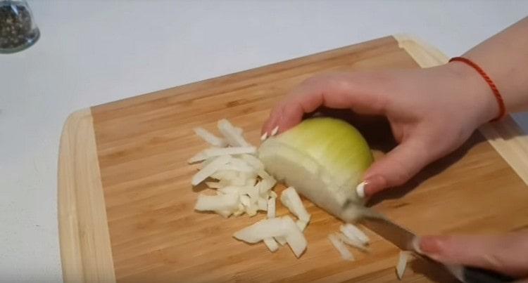 Grind το κρεμμύδι.