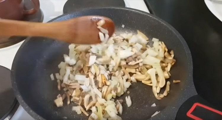 أضف البصل إلى المقلاة إلى الفطر.