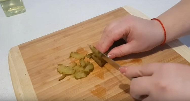 Nakrájejte okurky na proužky.