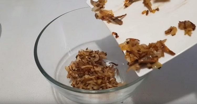 A gombát hagymával eloszlatjuk egy salátás tálban.