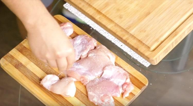 Cospargi le cosce di pollo con sale e pepe.