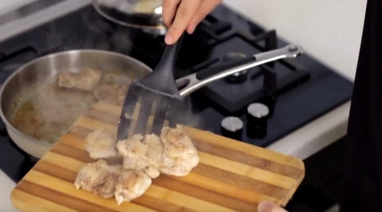 Friggere il pollo in una padella fino a cottura.