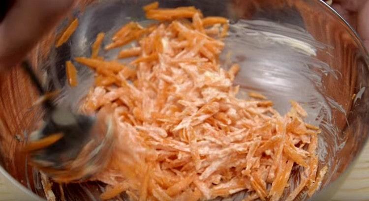 Mescolare l'aglio tritato e le carote con la maionese.