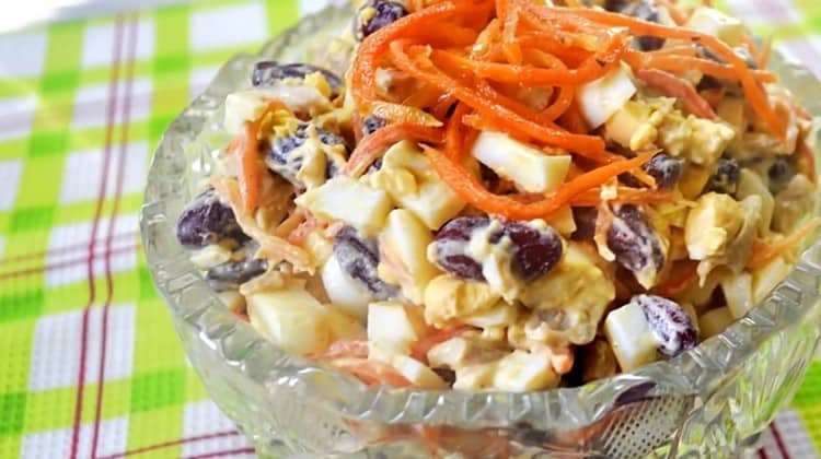 L'insalata originale con fagioli e carote coreane è pronta.