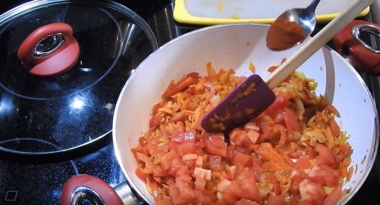 Įpilkite miltų, taip pat pomidorų.