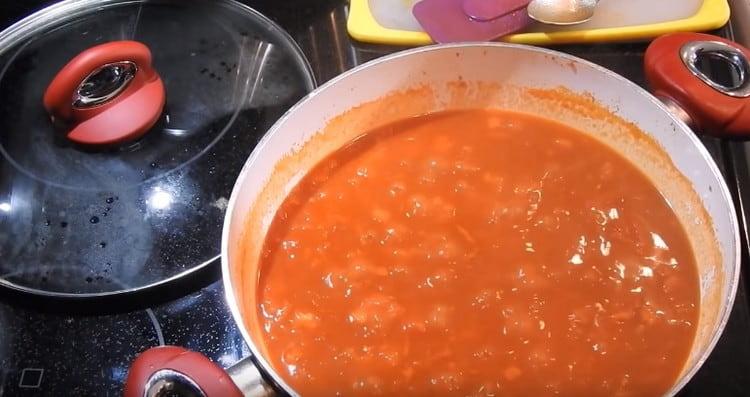 Lascia bollire la salsa.