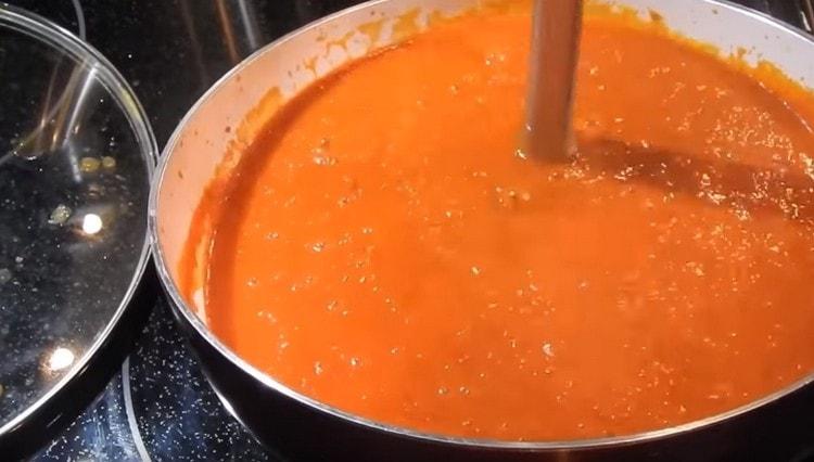 Usando un frullatore sommergibile, porta la salsa all'uniformità.