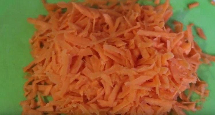 Tre carote su una grattugia.