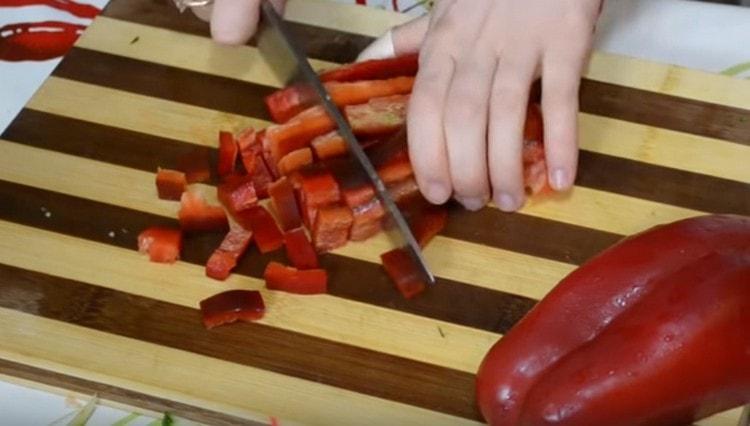 Nakrájejte na plátky sladké papriky.