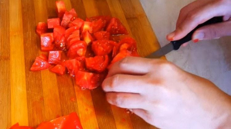 Нарежете доматите на парчета.