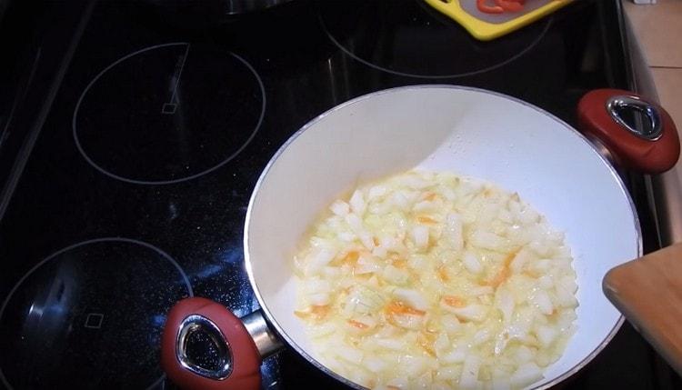 Αρχικά, τηγανίζουμε το κρεμμύδι σε φυτικό έλαιο.