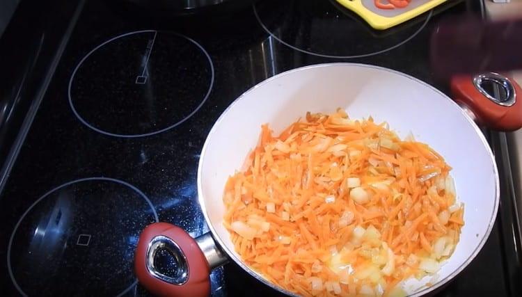 Į svogūną įpilkite morkų.