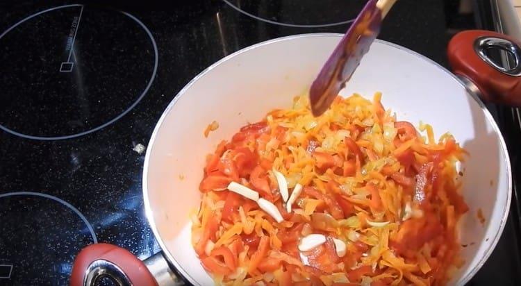 Στη συνέχεια, προσθέστε το πιπέρι και το σκόρδο στο τηγάνι.