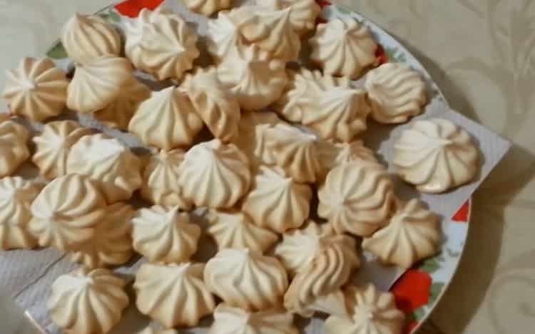 Ang matamis na meringue na niluto sa isang simpleng recipe