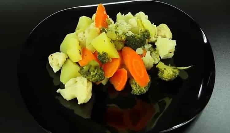 Gedämpfter Brokkoli und anderes Gemüse in einem schrittweisen Rezept mit Foto