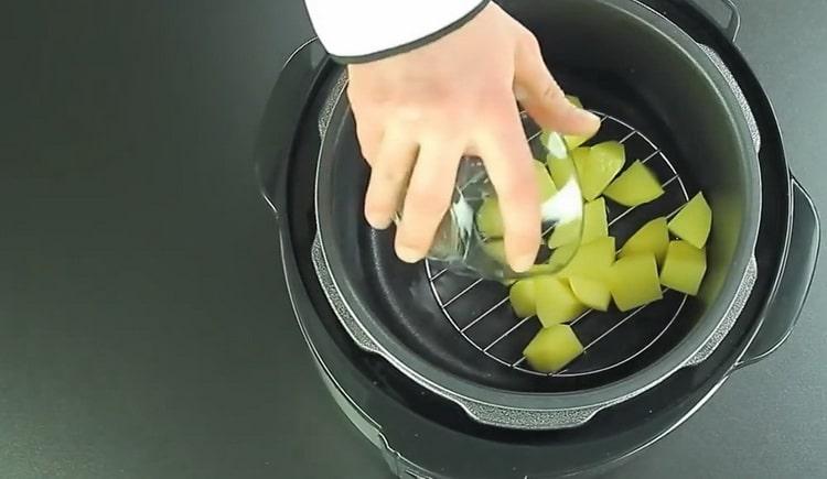 За да готвите задушени зеленчуци, нарежете картофите