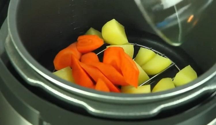 Per cucinare verdure al vapore, tritare le carote