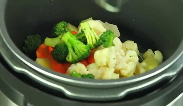 За задушаване на зеленчуци, смелете броколи