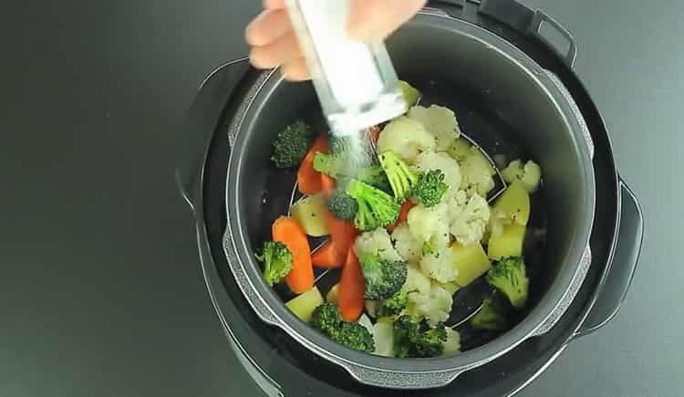 Per cuocere al vapore le verdure, salare gli ingredienti