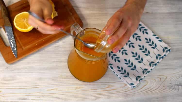 Fügen Sie Honig hinzu, um ein Getränk zu machen.