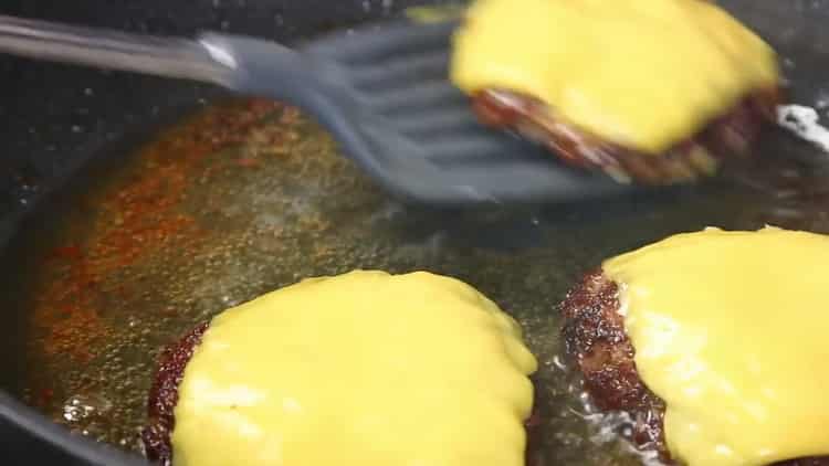 Per fare un hamburger, friggi le polpette con il formaggio