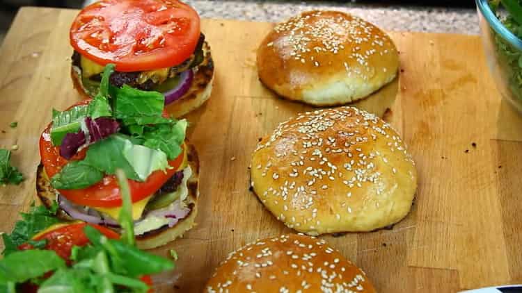 Pro přípravu hamburgeru položte výplň do vrstev