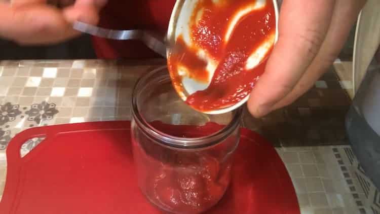 Για να φτιάξετε φαγόπυρο, ανακατέψτε τα συστατικά για τη σάλτσα