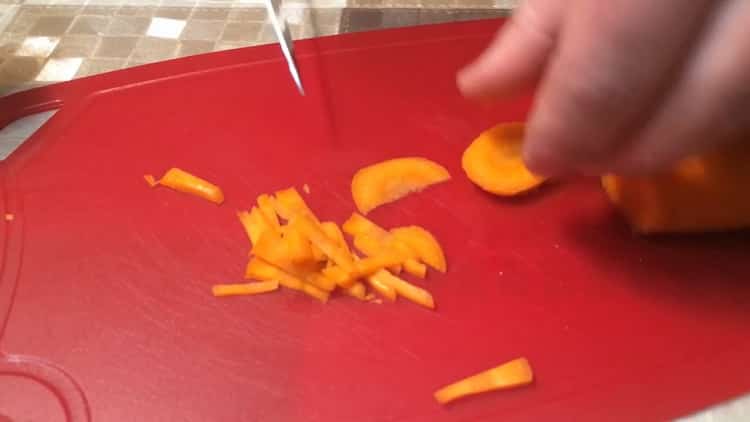 Für die Herstellung von Buchweizen die Karotten hacken