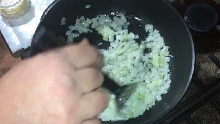 Norėdami gaminti grikius, supjaustykite svogūną