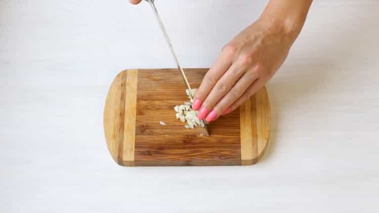 Trita l'aglio per cucinare