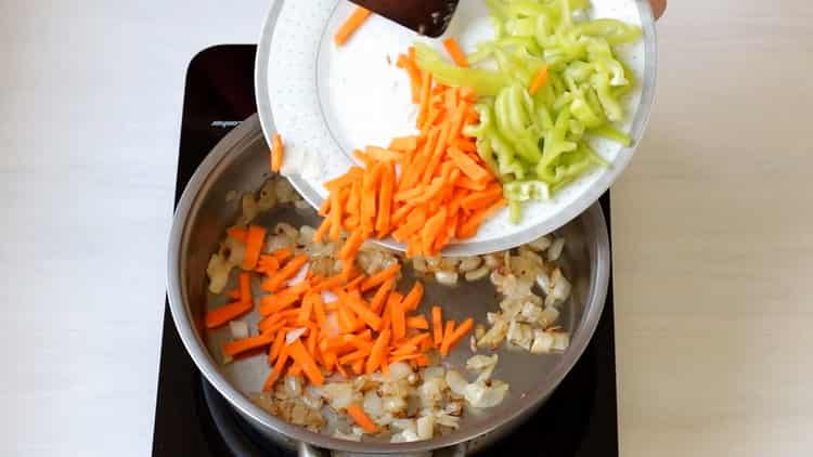 Friggere le carote per cucinare