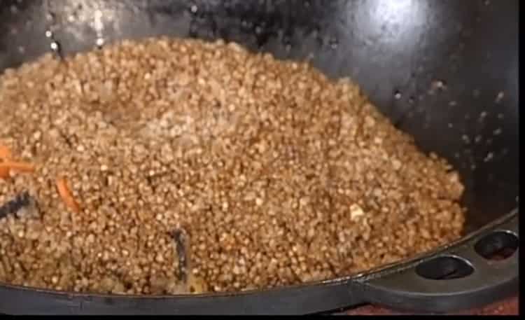 Unisci gli ingredienti per preparare il grano saraceno